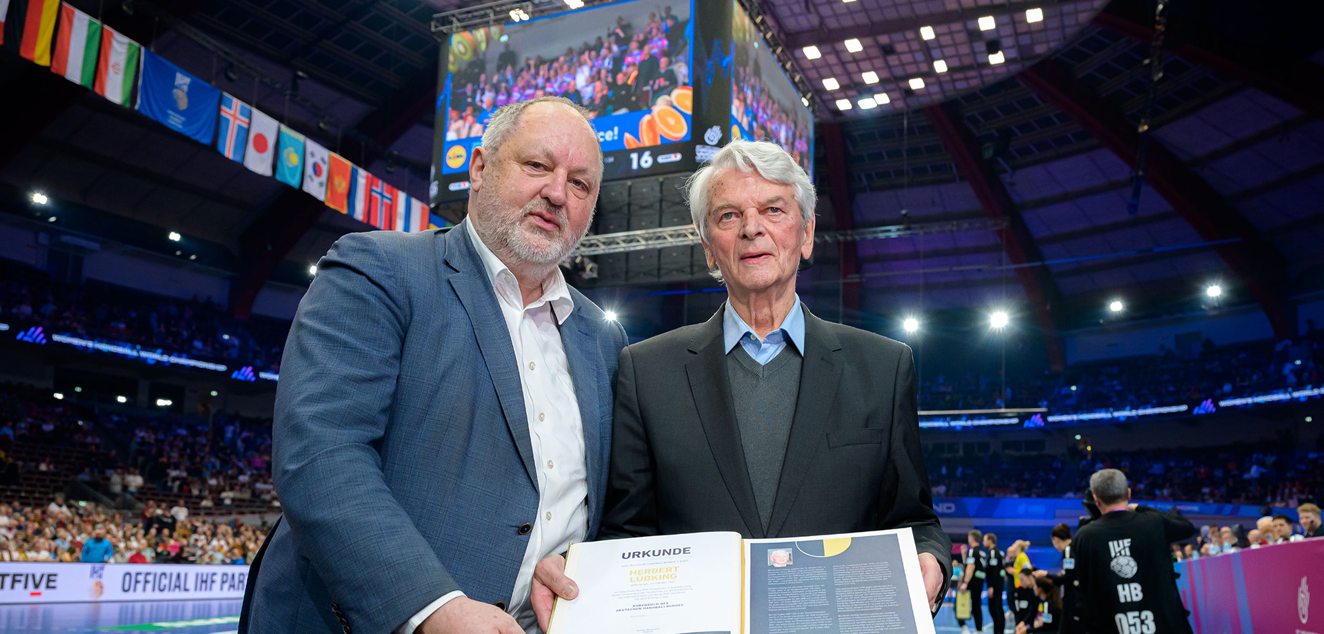 GWD gratuliert seiner Legende: Herbert Lübking trägt sich ins Goldene Buch des DHB ein